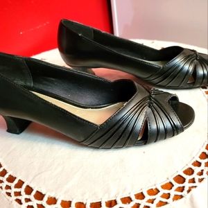 EASY Street Shoes - Size 8 1/2-  Black